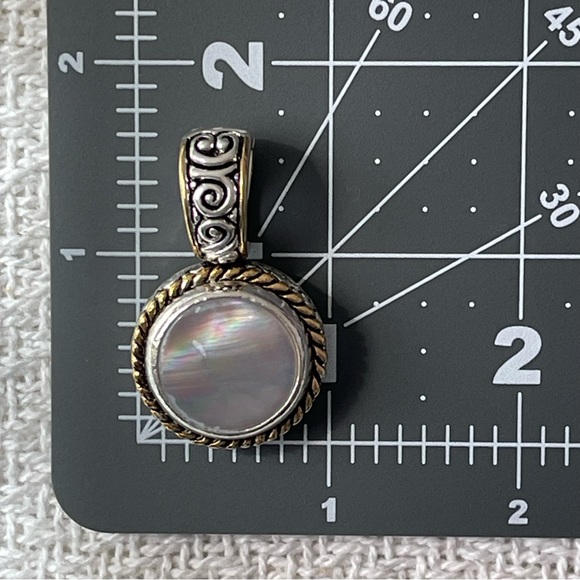 VINTAGE | AVON Silver & Gold Tone Pendant with Faux Mother Of Pearl Detail - Picture 6 of 7